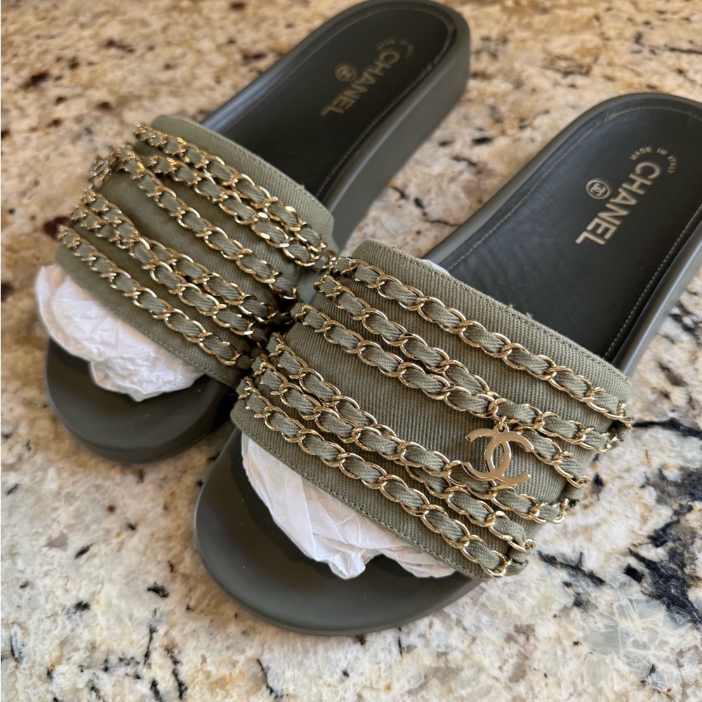 CHANEL Slides - Picture 2 of 16